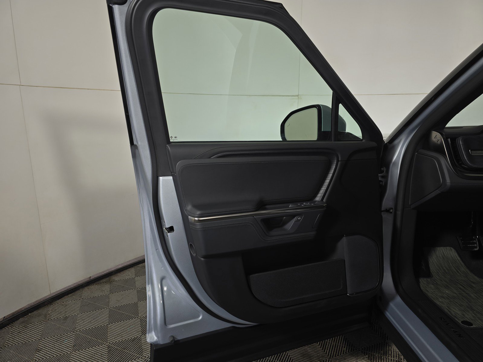 Used 2025 Rivian R1T Adventure AWD/4WD image 16