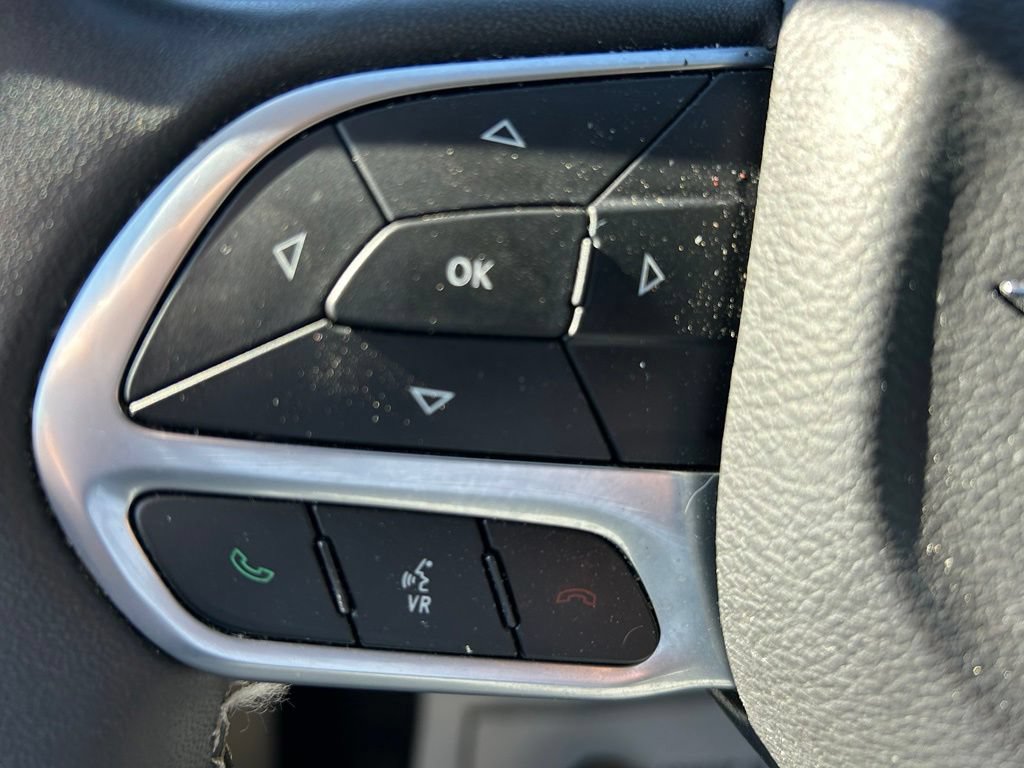Used 2023 Chrysler Pacifica Touring-L FWD image 19