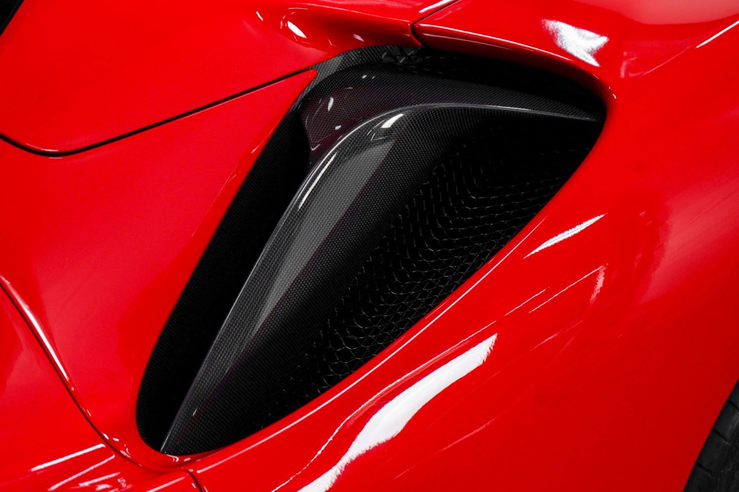 Used 2022 Ferrari SF90 Spider image 22