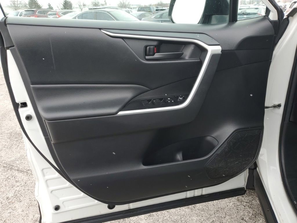 Used 2021 Toyota RAV4 LE image 29