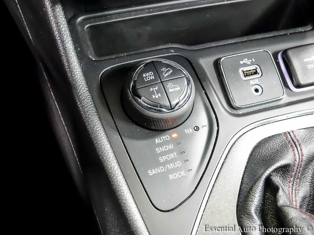 Used 2020 Jeep Cherokee Trailhawk w/ Cold Weather Group AWD/4WD image 17