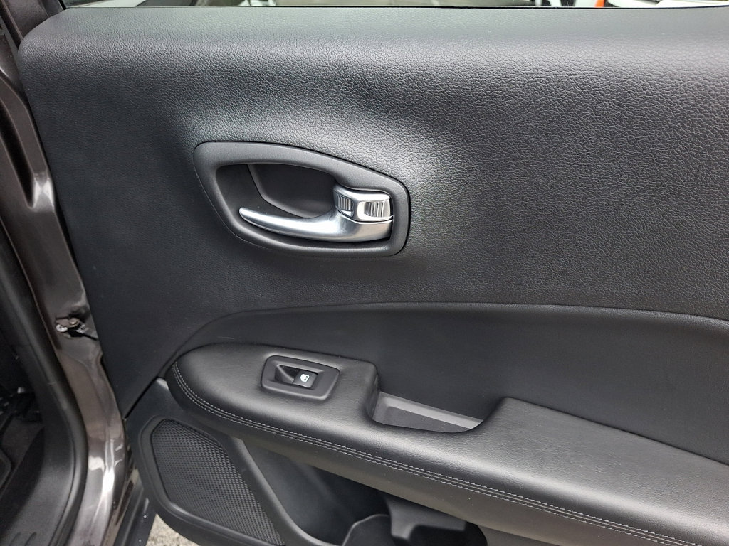 Used 2021 Jeep Compass Latitude image 14