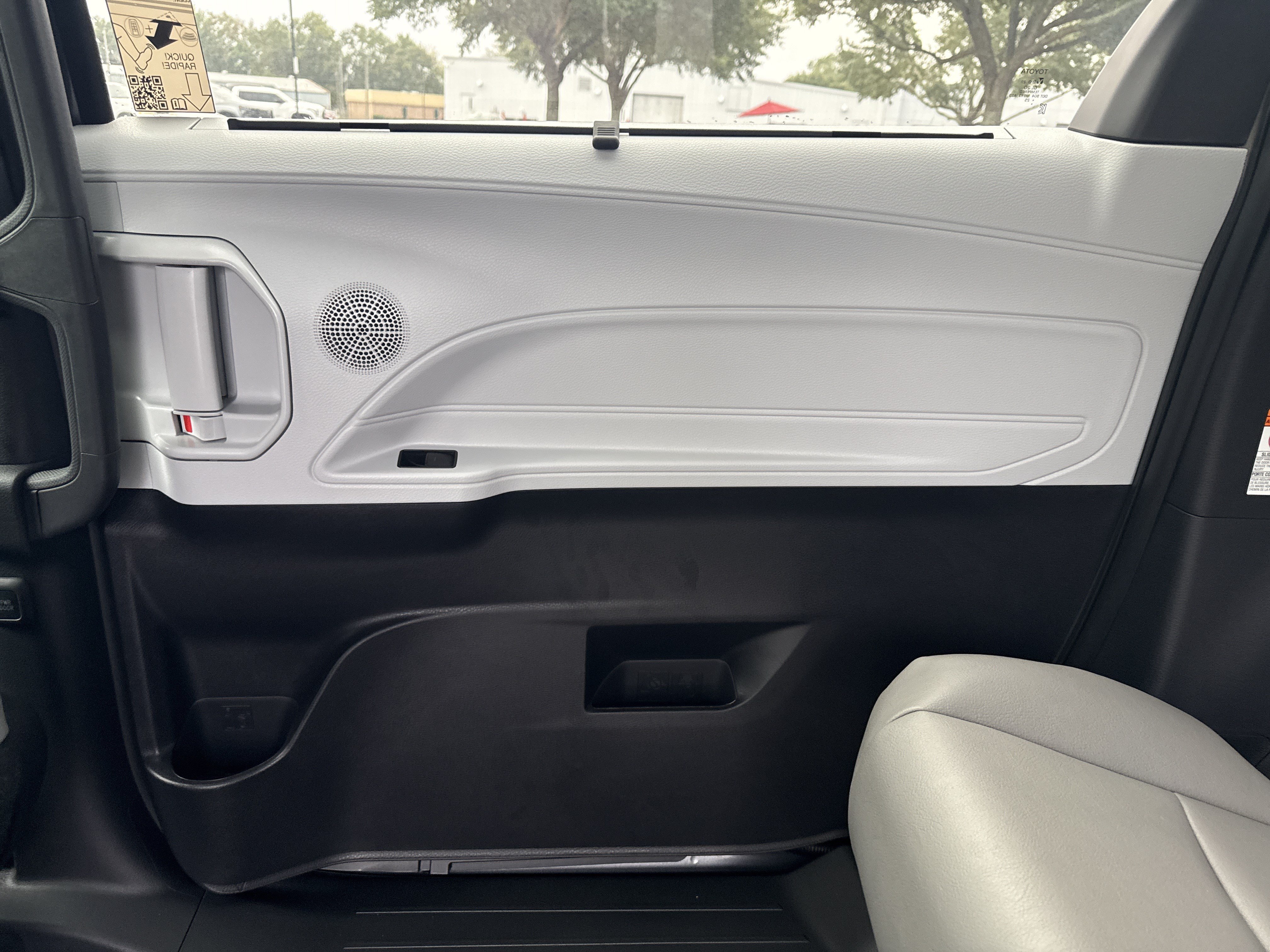 New 2025 Toyota Sienna XLE w/ XLE Plus Package FWD image 28