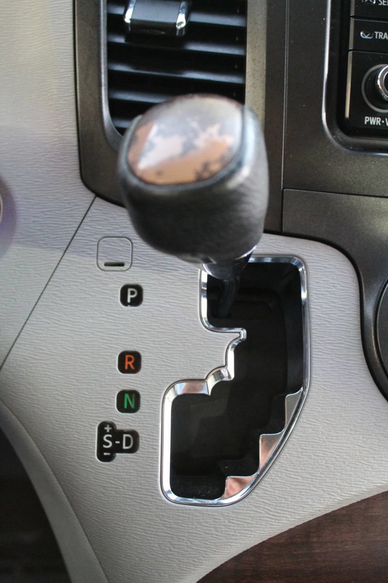 Used 2013 Toyota Sienna XLE FWD image 25