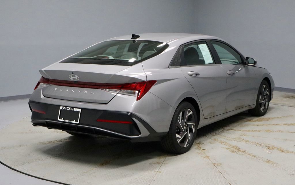 Certified 2025 Hyundai Elantra SEL image 13