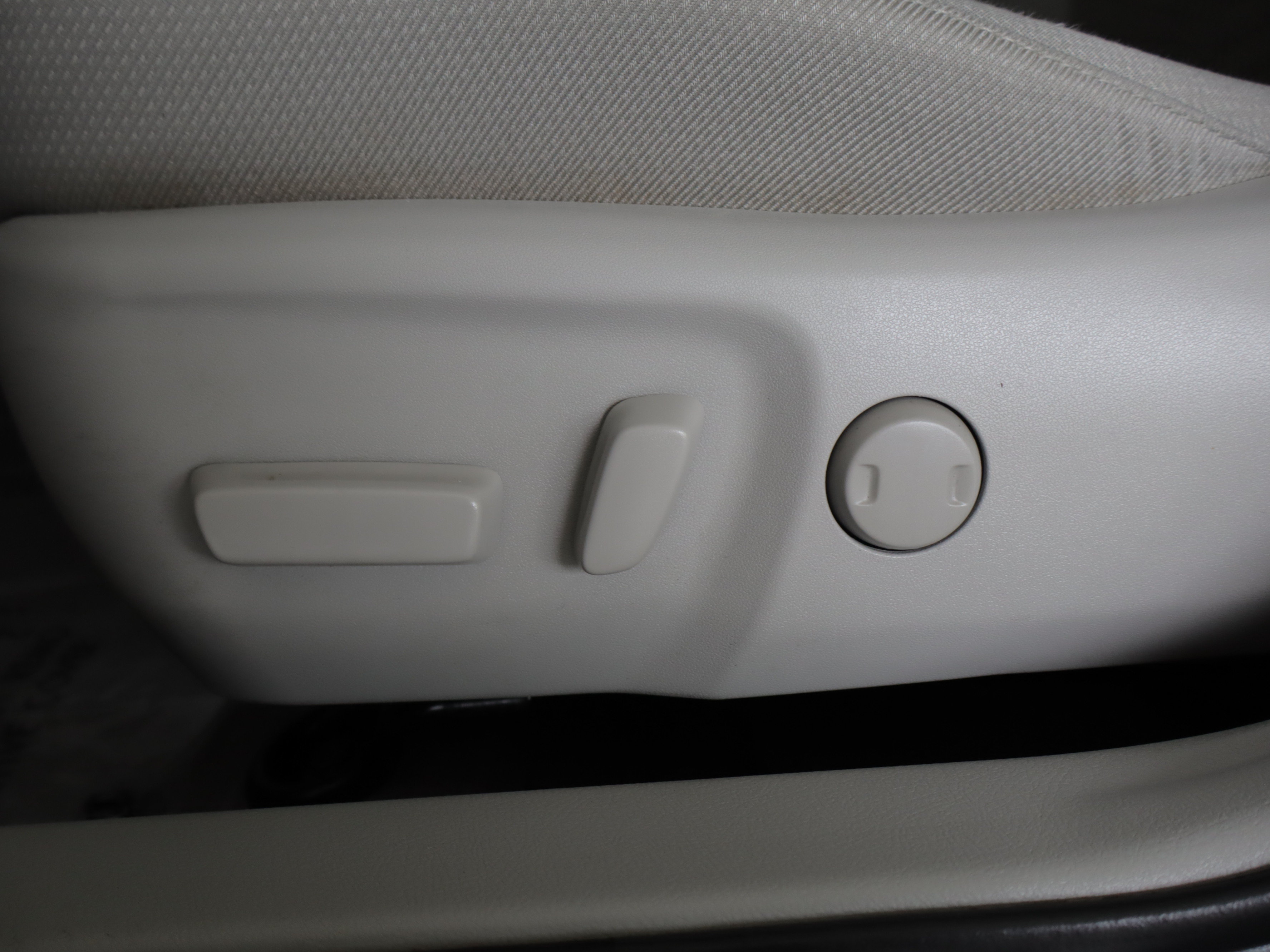 Used 2014 Toyota Camry XLE w/ Moonroof Package FWD image 13