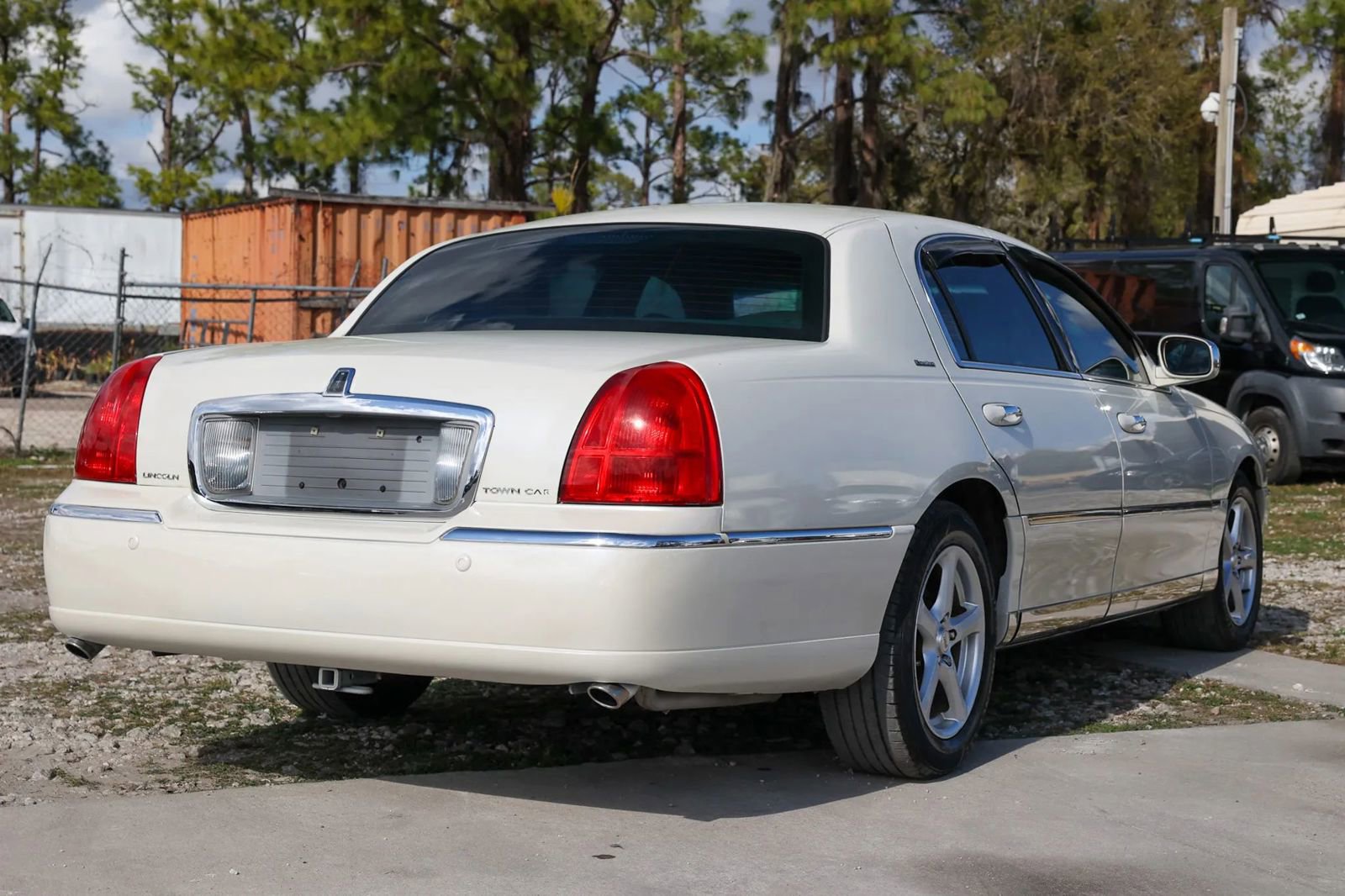 Used 2003 Lincoln Town Car Executive image 7