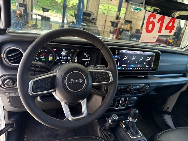 Used 2024 Jeep Wrangler Unlimited Sahara w/ Technology Group AWD/4WD image 17