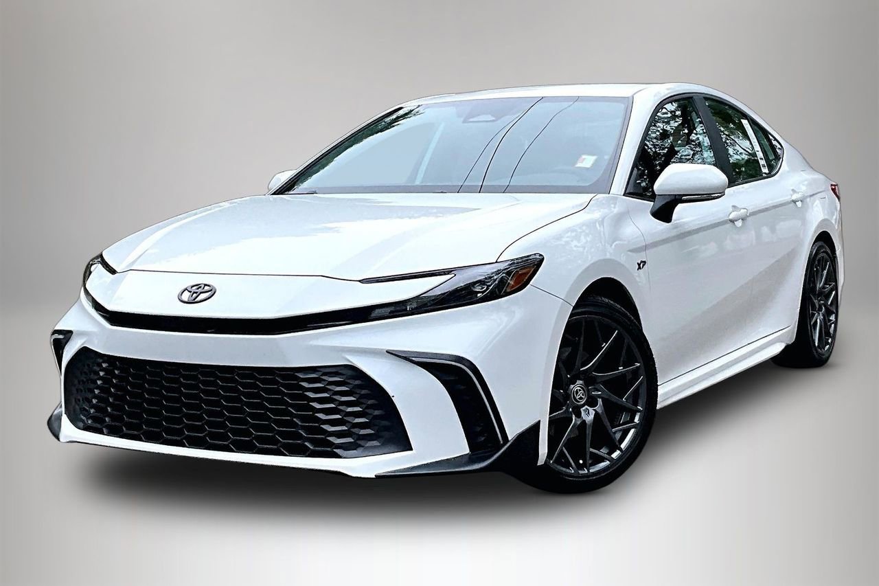 Used 2025 Toyota Camry SE FWD image 1