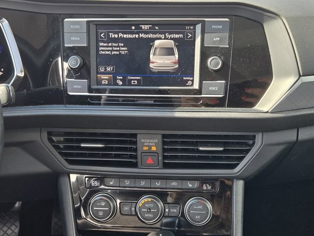 Certified 2023 Volkswagen Jetta SE w/ Panoramic Sunroof Package image 19