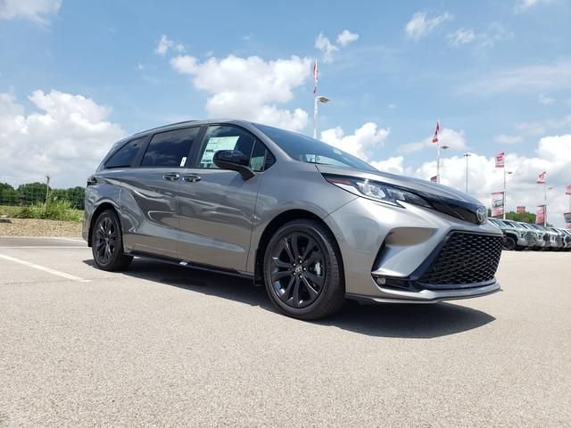 New 2026 Toyota Sienna XSE FWD image 3