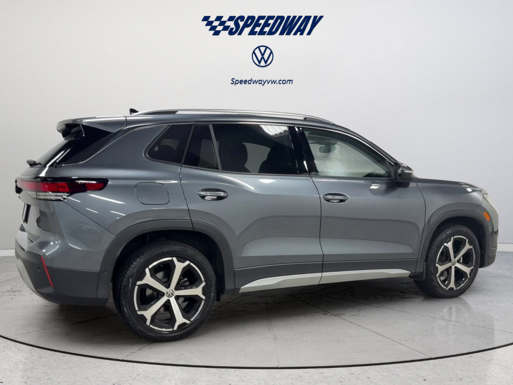 Certified 2025 Volkswagen Tiguan SE FWD image 5