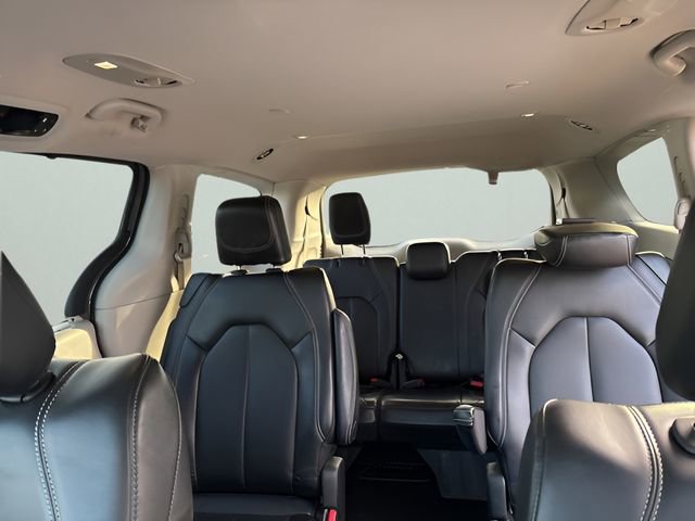 Used 2023 Chrysler Pacifica Touring-L FWD image 17