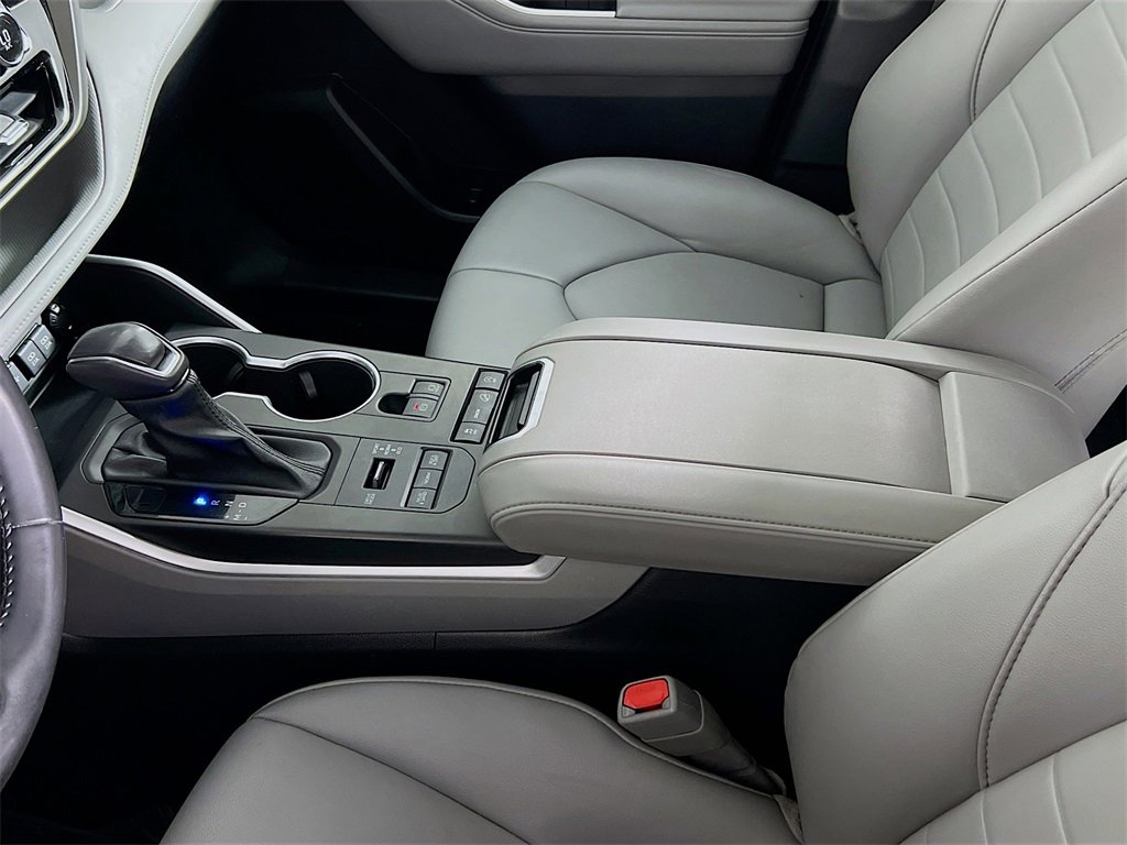 Used 2021 Toyota Highlander XLE image 14