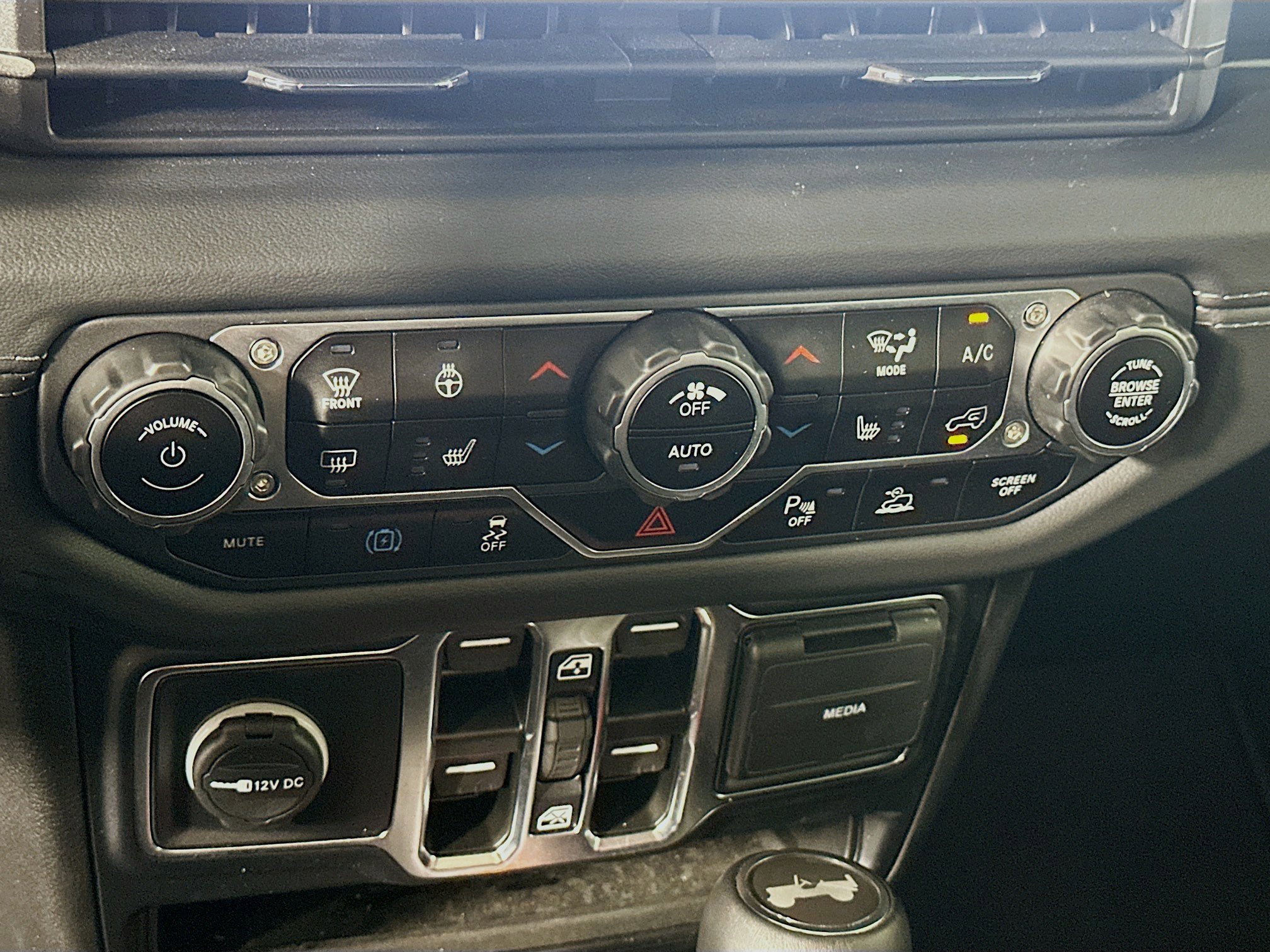 Used 2024 Jeep Wrangler Sahara w/ Safety Group image 23