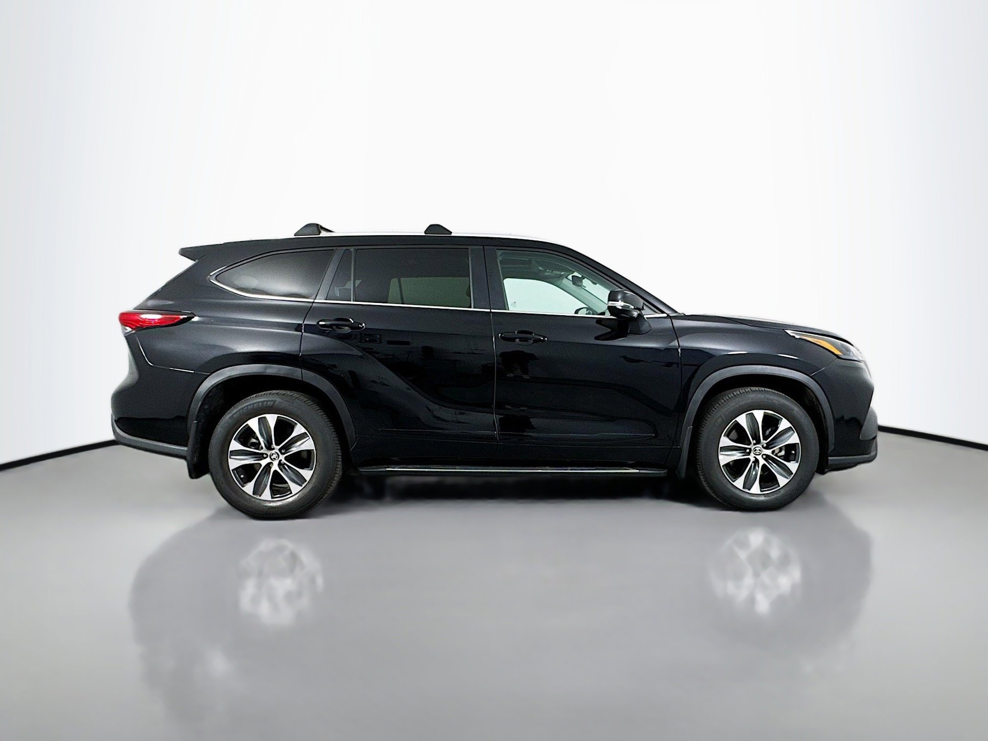 Used 2023 Toyota Highlander XLE AWD/4WD image 8