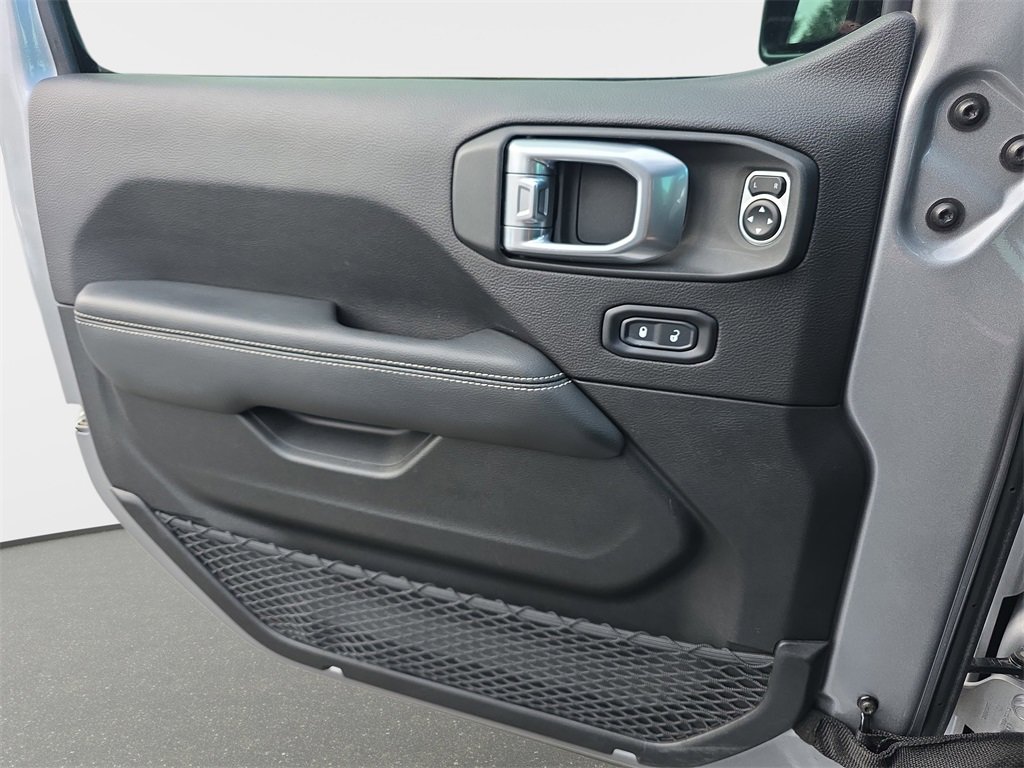 Used 2019 Jeep Wrangler Unlimited Sahara image 32