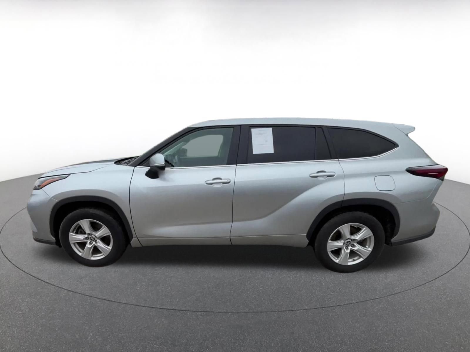 Used 2025 Toyota Highlander LE FWD image 9