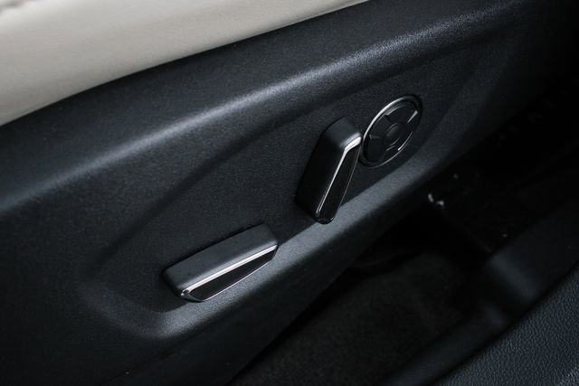 Used 2018 Ford Explorer Platinum AWD/4WD image 3