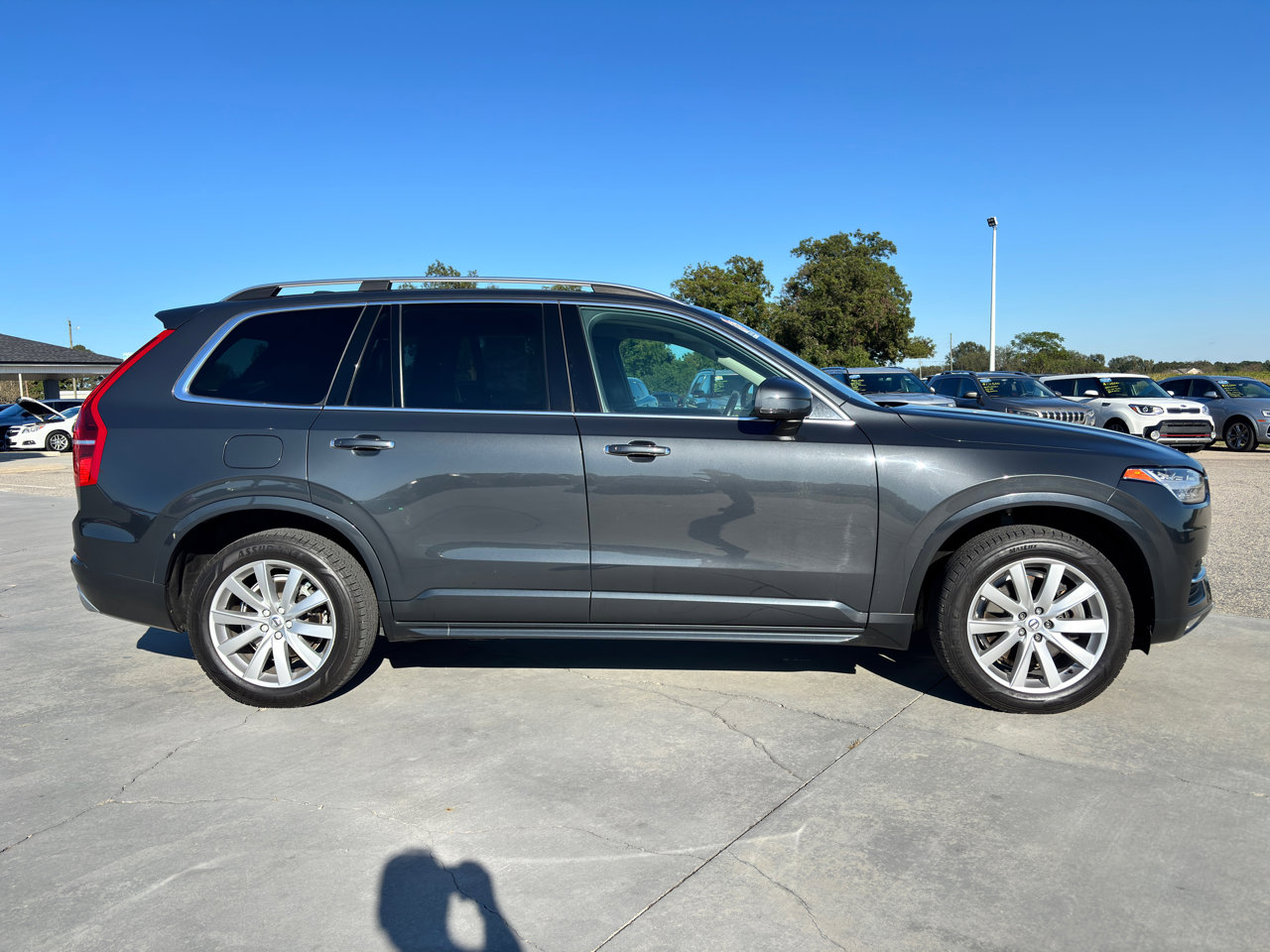 Used 2017 Volvo XC90 T6 Momentum image 3