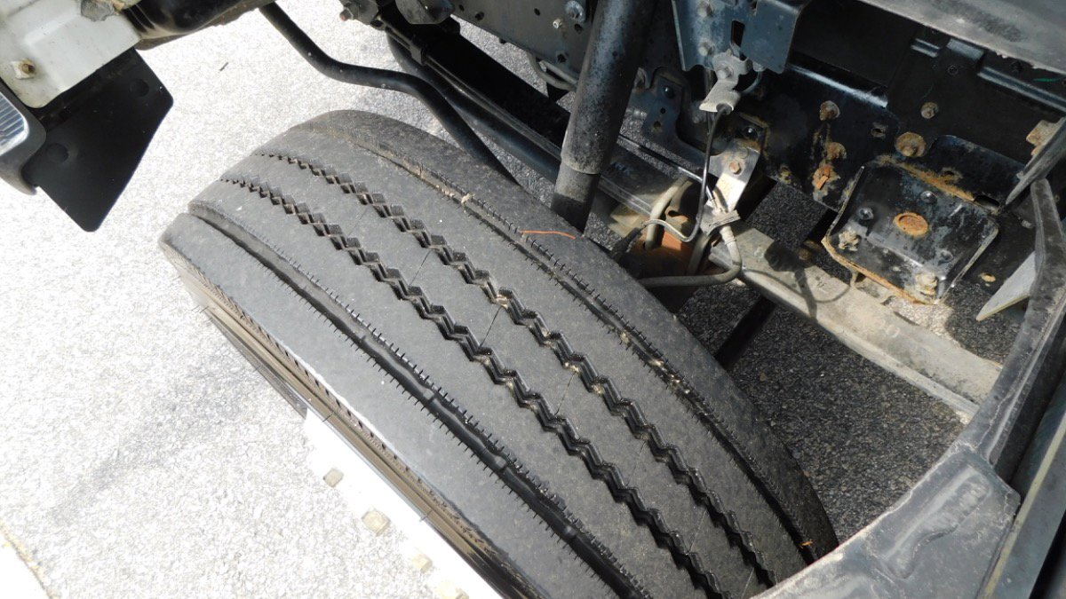 Used 2020 Isuzu NPR image 18