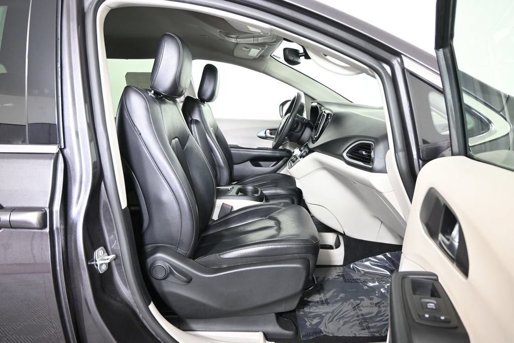 Used 2022 Chrysler Pacifica Touring-L FWD image 13