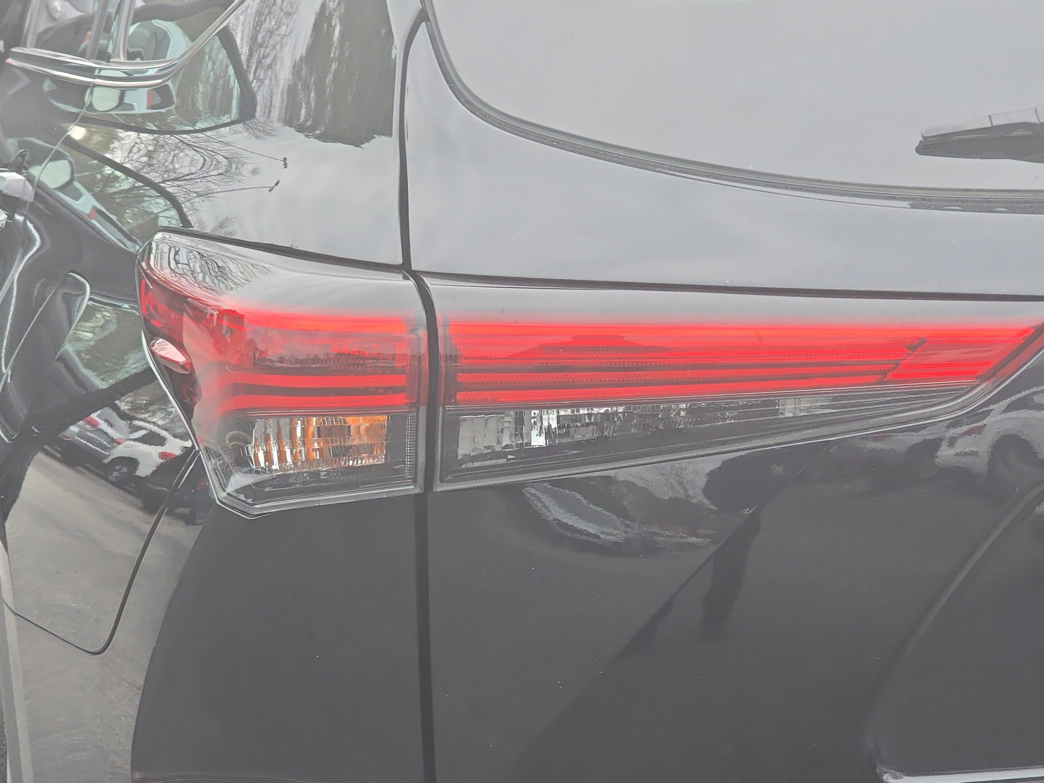 Used 2021 Toyota Highlander L image 30