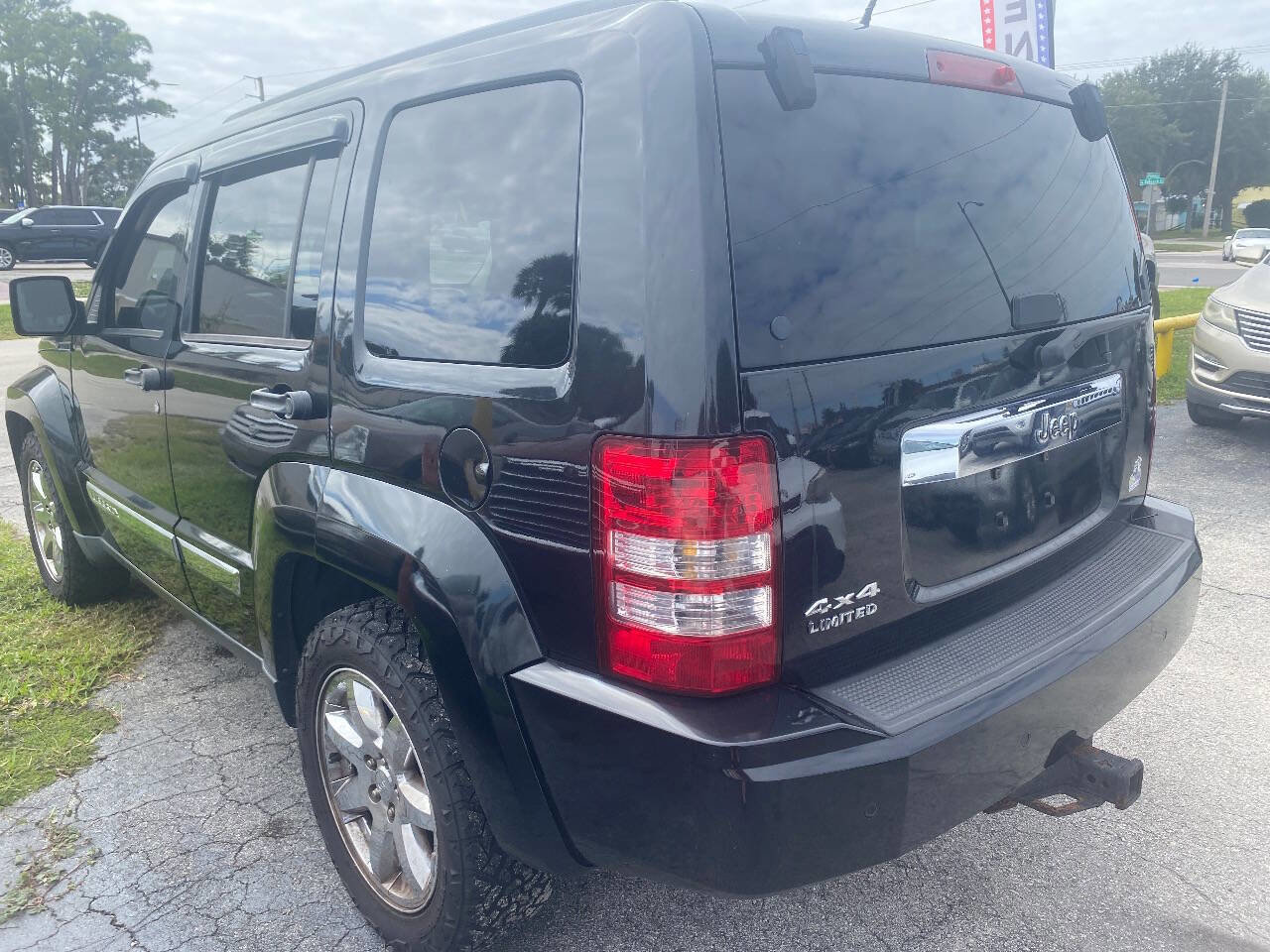 Used 2010 Jeep Liberty Limited w/ Tire & Wheel Group AWD/4WD image 4