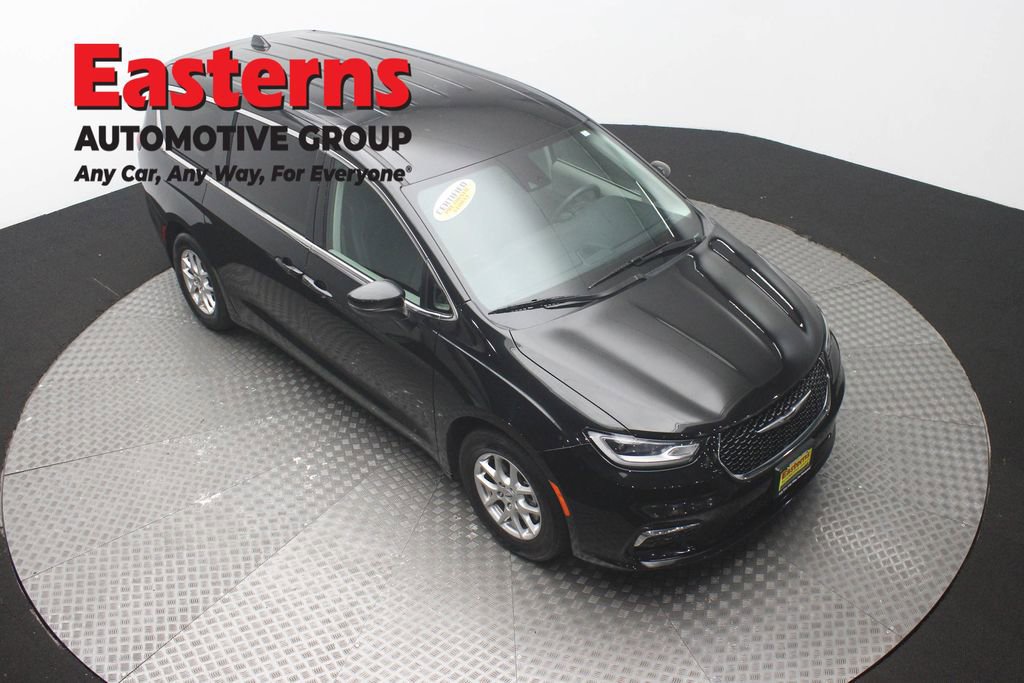 Used 2023 Chrysler Pacifica Touring-L FWD image 3