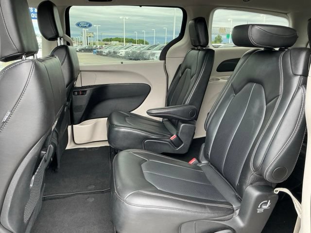 Used 2024 Chrysler Pacifica Touring-L FWD image 14