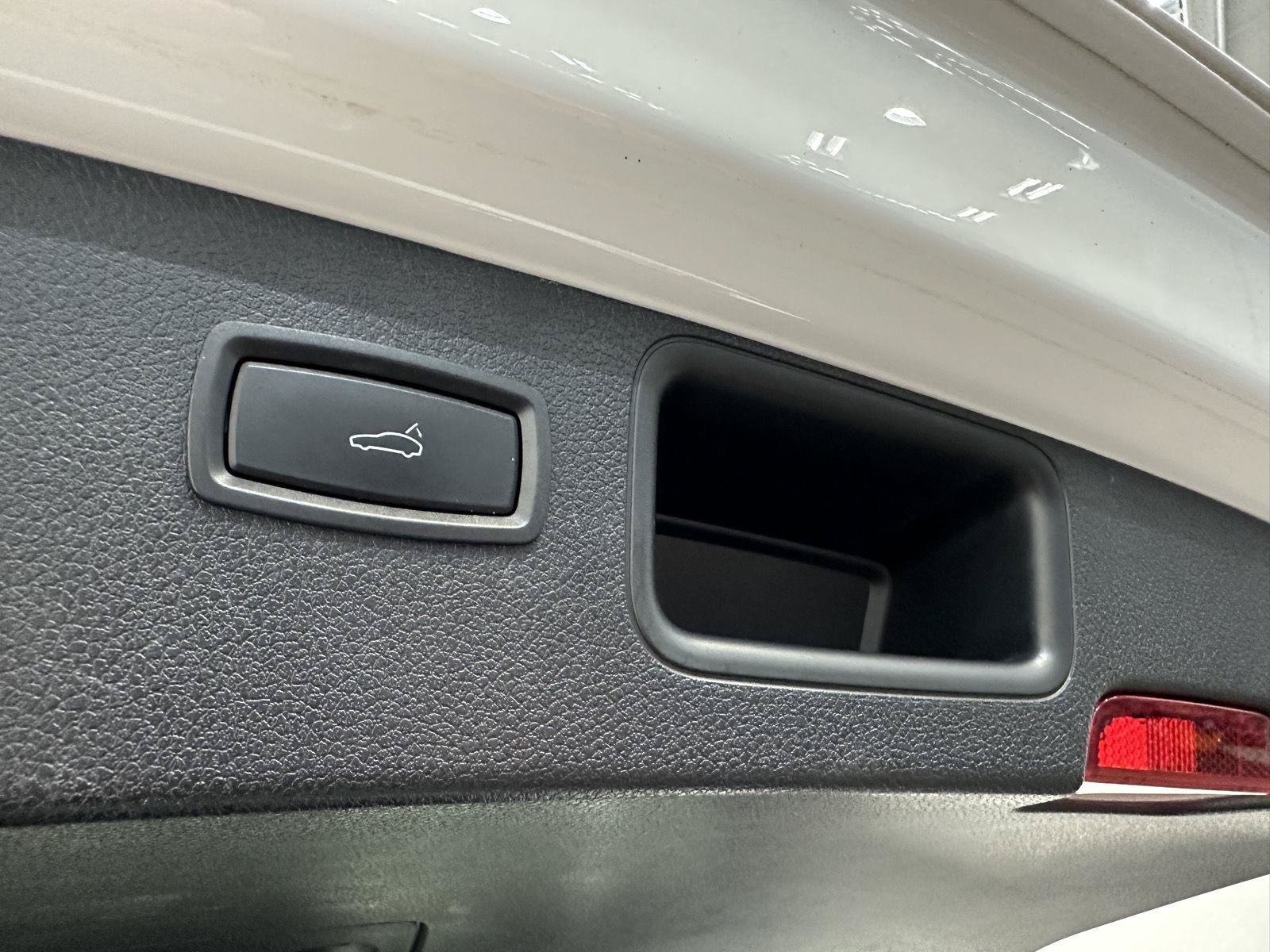 Used 2018 Porsche Macan AWD/4WD image 36