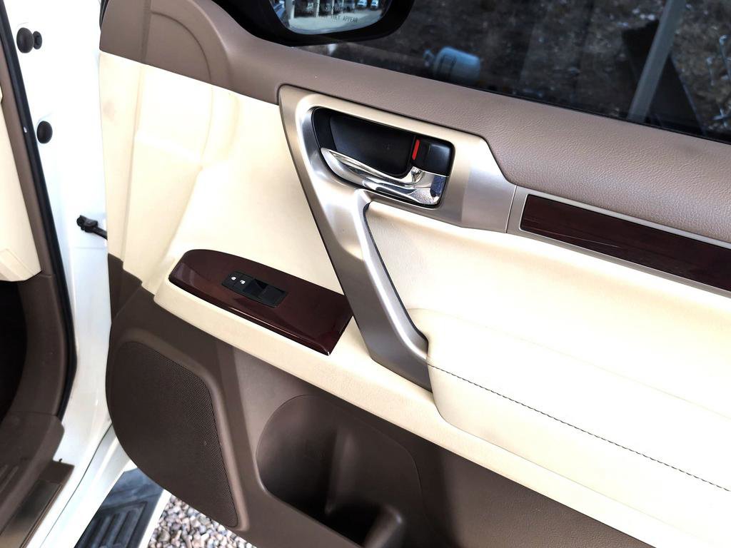 Used 2015 Lexus GX 460 w/ Premium Package AWD/4WD image 25