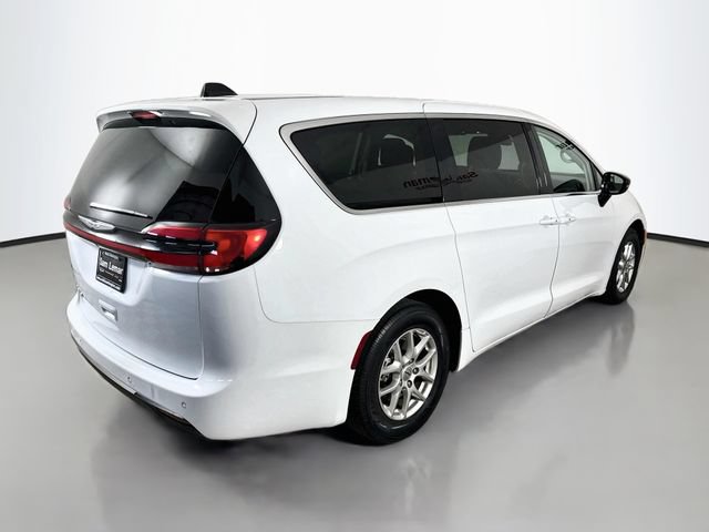 Used 2024 Chrysler Pacifica Touring-L FWD image 7