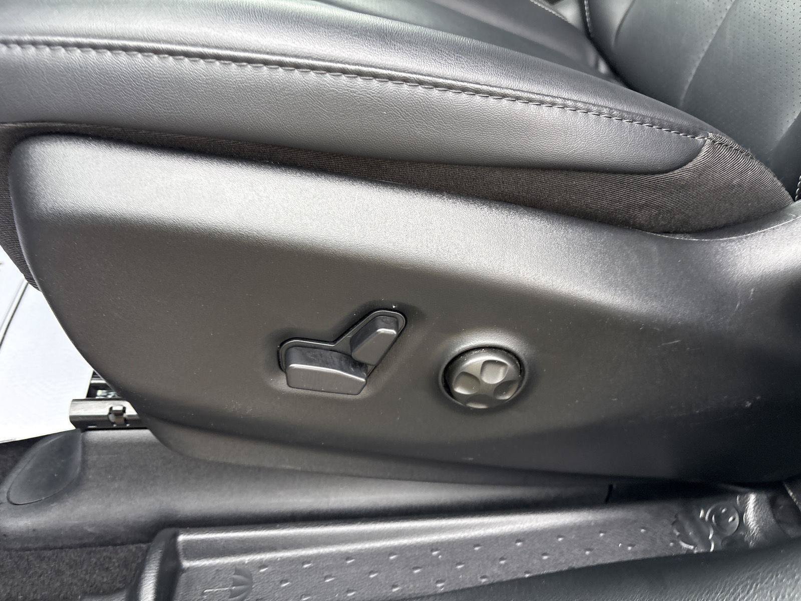Used 2026 Chrysler Pacifica Select FWD image 16
