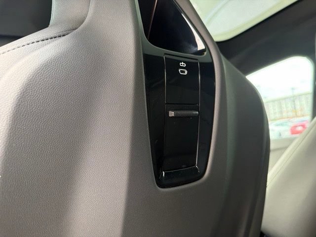 Used 2024 BMW iX xDrive50 w/ Sport Package AWD/4WD image 22