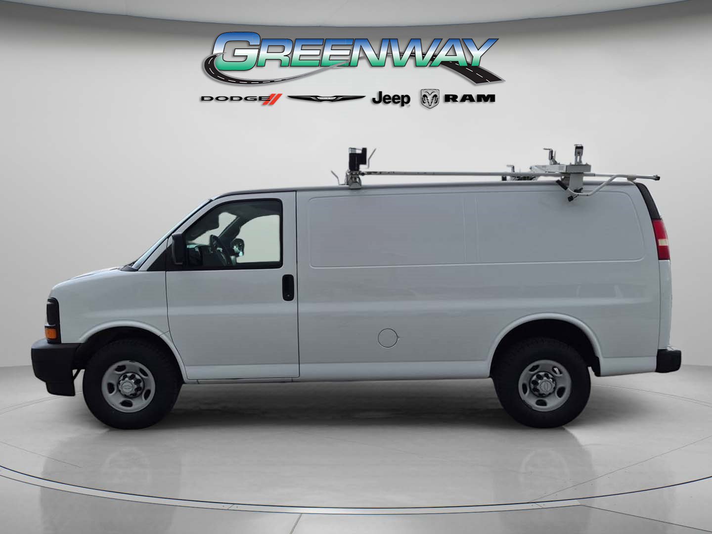 Used 2017 Chevrolet Express 2500 RWD image 2