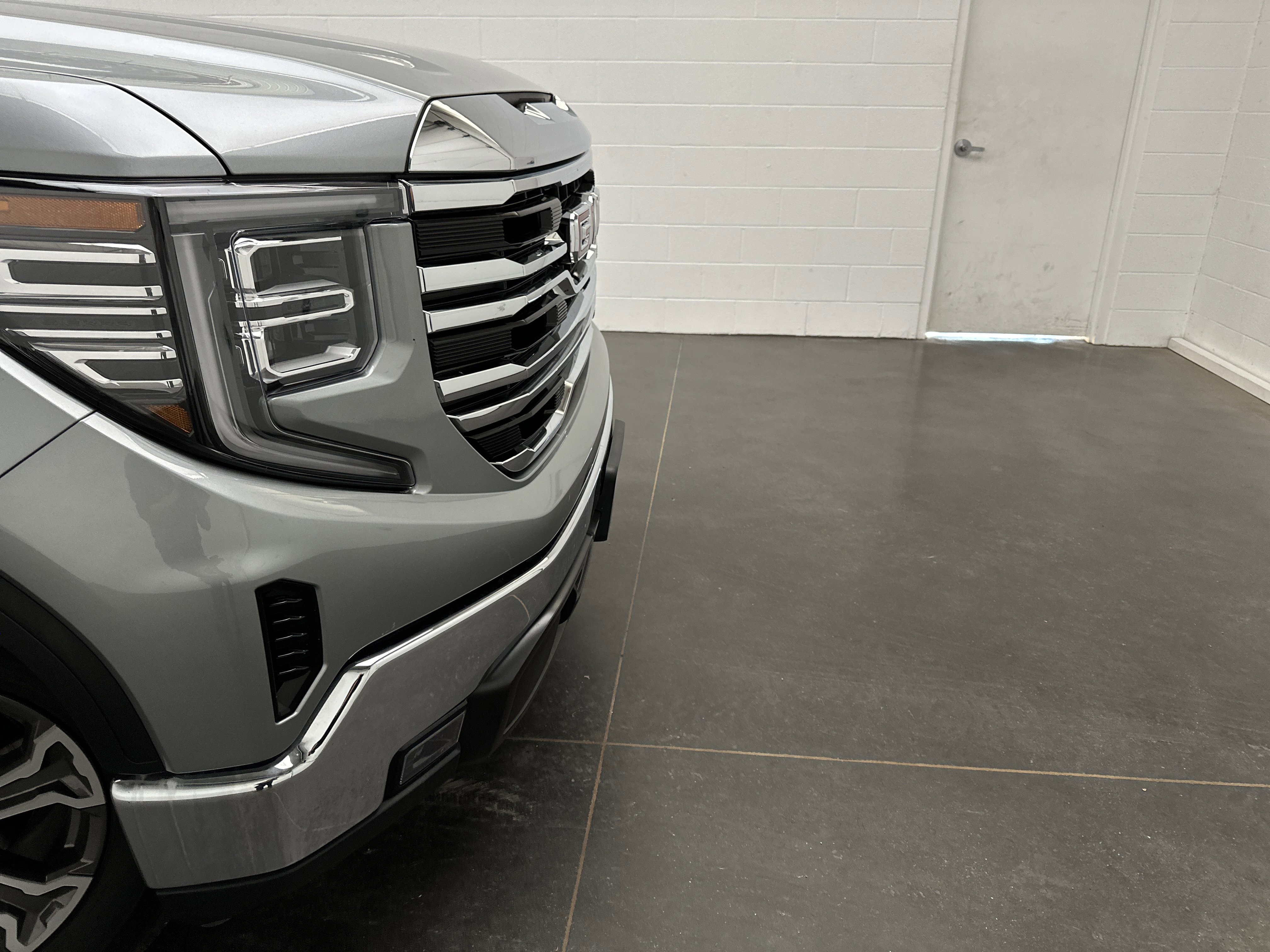 Used 2025 GMC Sierra 1500 SLT image 2