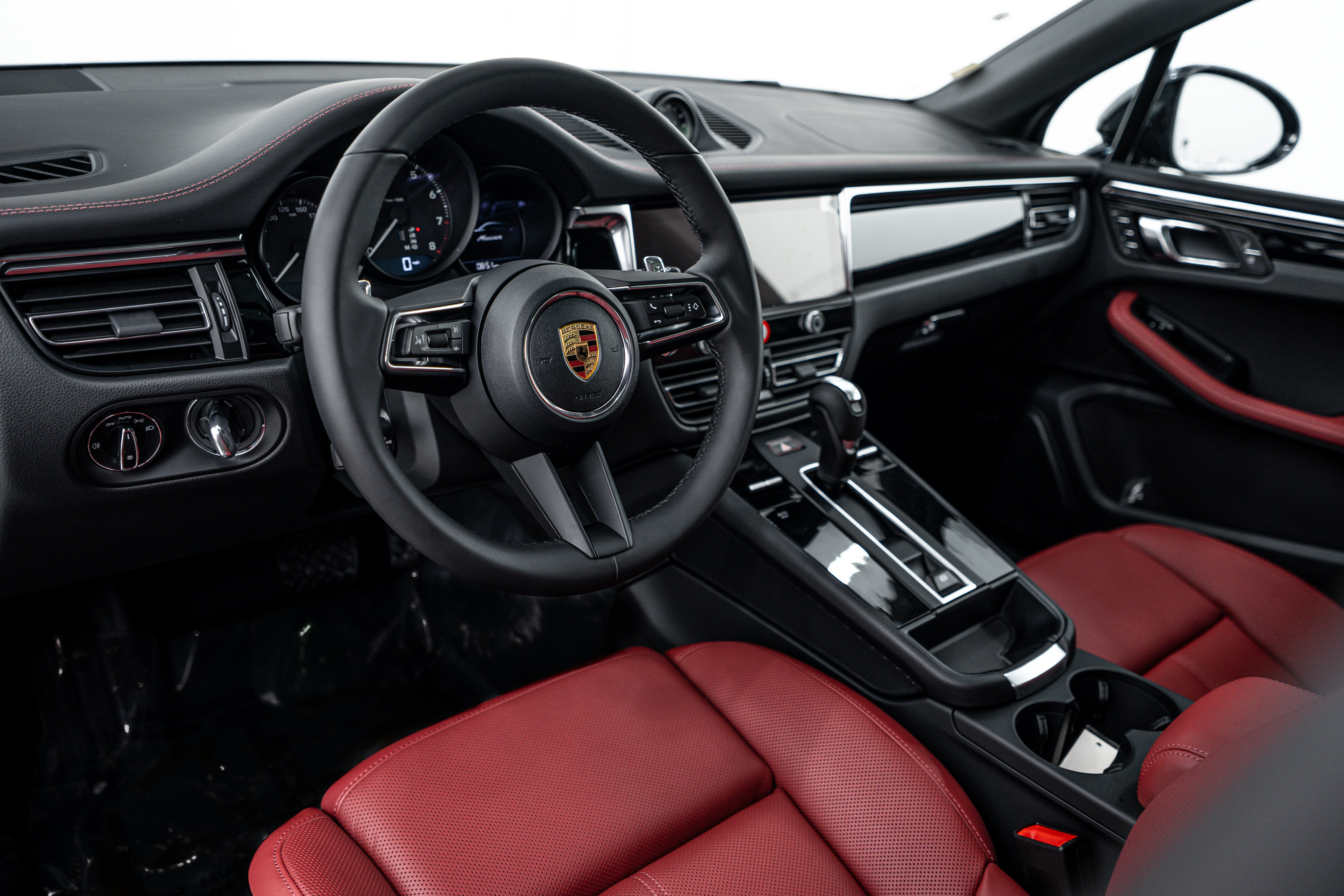 Certified 2026 Porsche Macan AWD/4WD image 4