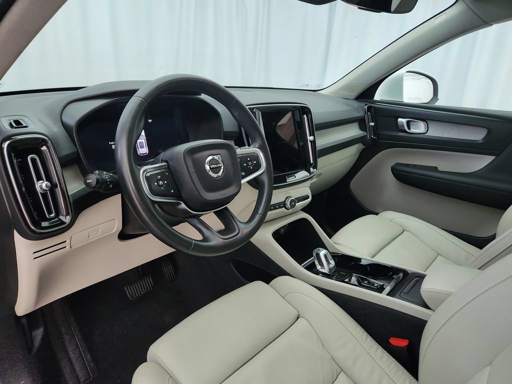 Used 2023 Volvo XC40 B5 Plus AWD/4WD image 10