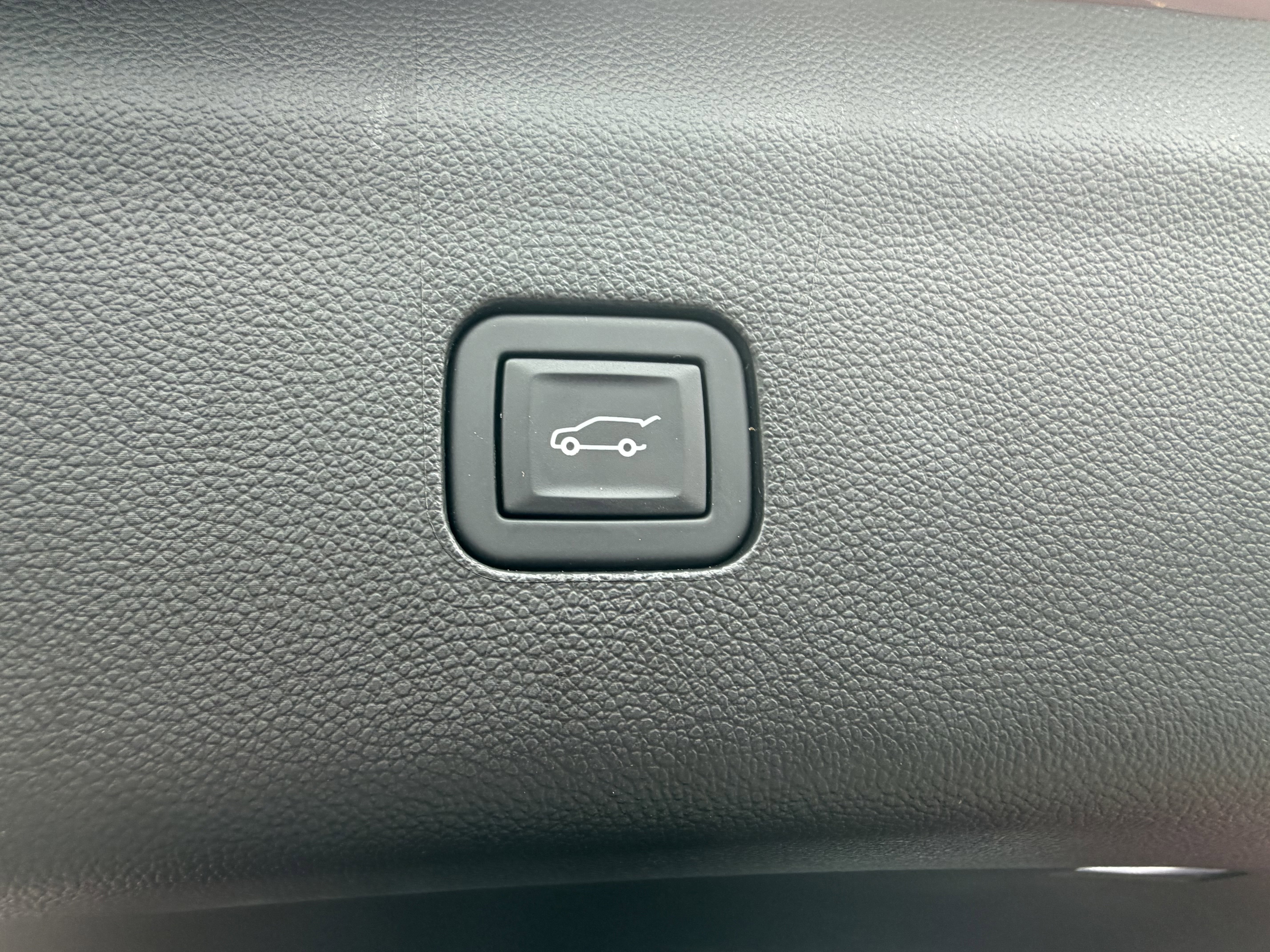 Used 2023 Buick Enclave Essence w/ Experience Buick Package FWD image 8
