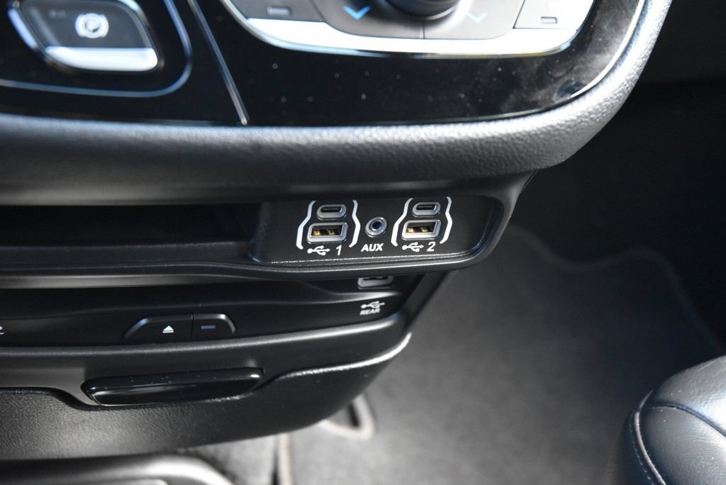 Used 2021 Chrysler Pacifica Touring-L w/ Uconnect Theater Family Group FWD image 23