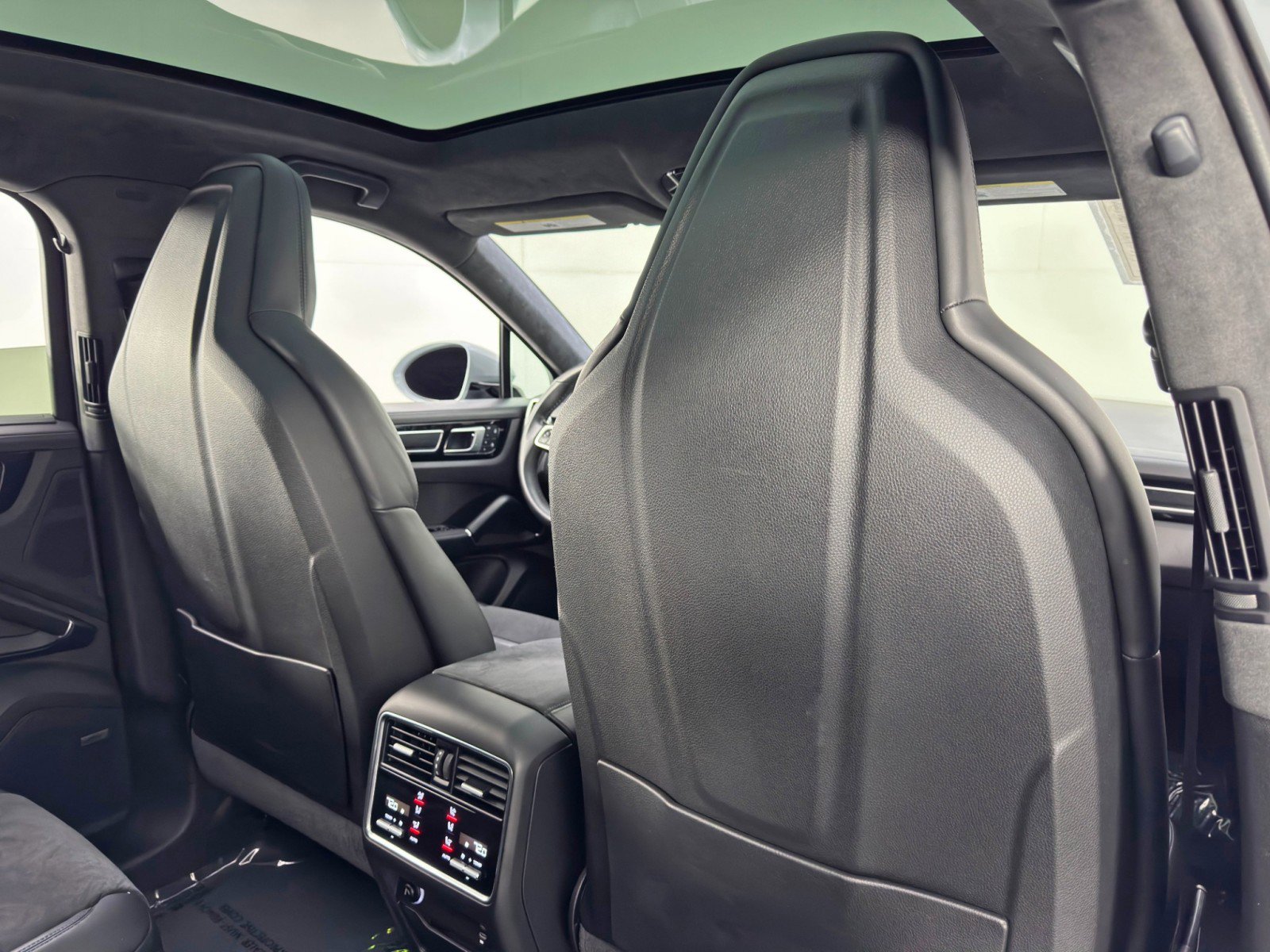 Used 2022 Porsche Cayenne GTS AWD/4WD image 41