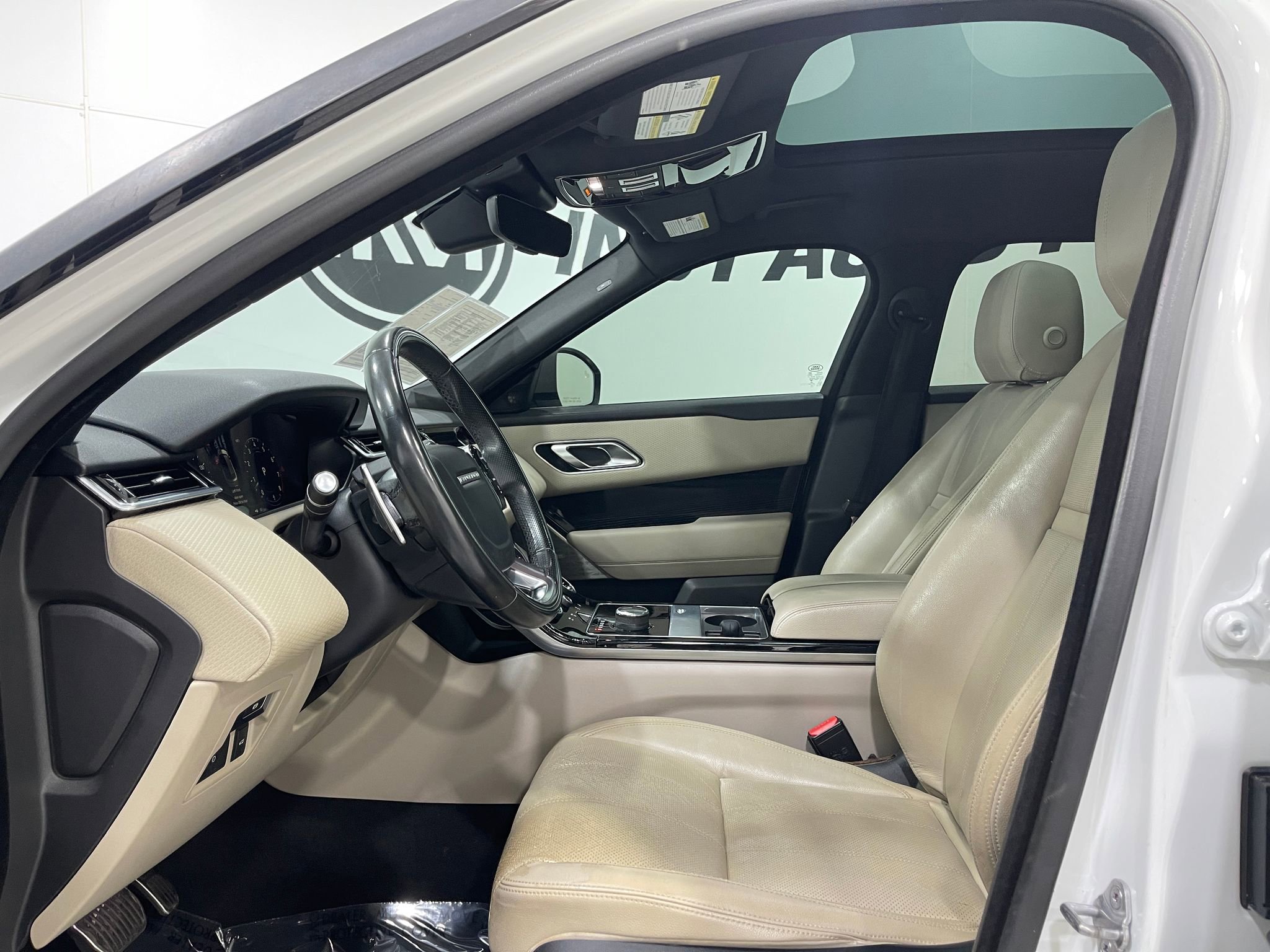Used 2018 Land Rover Range Rover Velar R-Dynamic SE AWD/4WD image 13