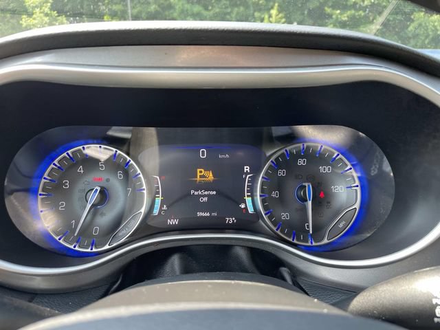 Used 2024 Chrysler Pacifica Touring-L FWD image 33