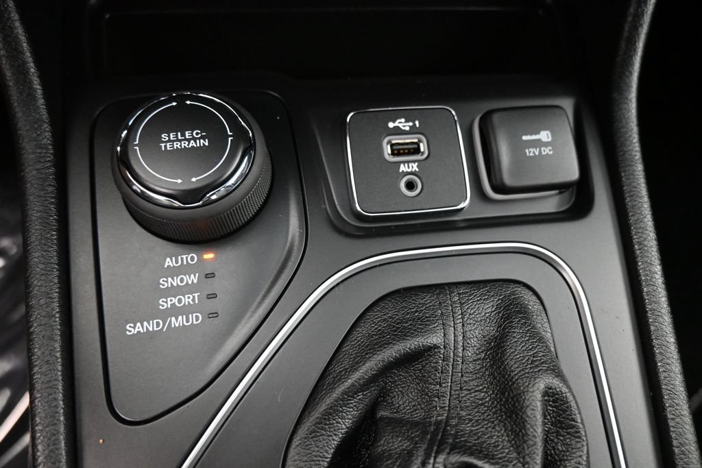 Used 2021 Jeep Cherokee Latitude Lux w/ Comfort/Convenience Group AWD/4WD image 13