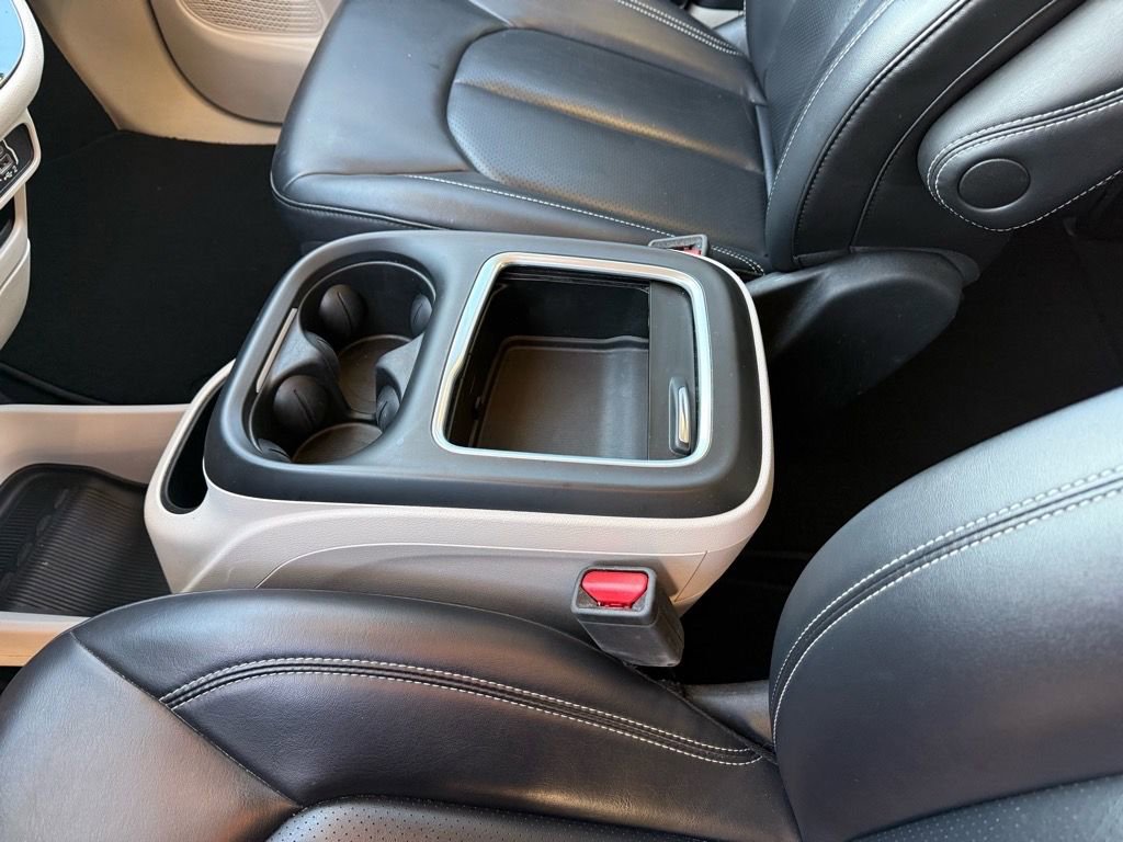 Used 2024 Chrysler Pacifica Touring-L image 30