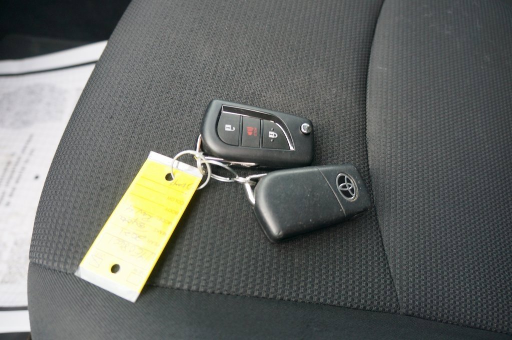 Used 2021 Toyota RAV4 LE image 30