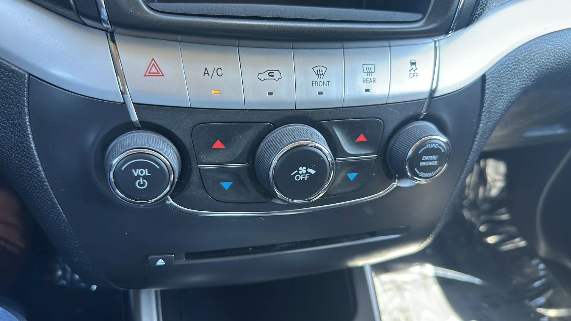 Used 2019 Dodge Journey SE w/ Premium Group image 16