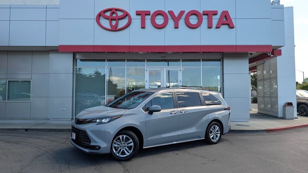 Used 2023 Toyota Sienna XLE Woodland Edition image 2