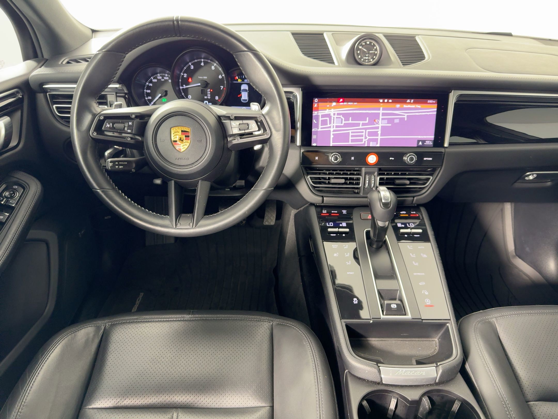 Certified 2022 Porsche Macan AWD/4WD image 27